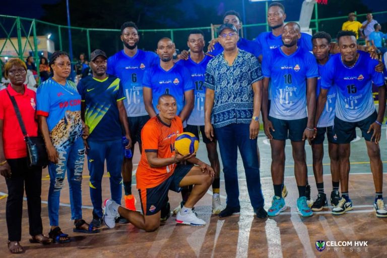Infrastructure Homologuée par la Confédération africaine de volleyball Kinshasa : le Gouverneur Gentiny Ngobila assiste au match amical de volleyball au stadium Gentiny Ngobila à Salongo