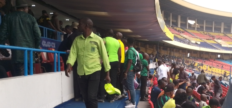 Club : des supporteurs s’en prennent au président Diaby après la défaite face à Maniema Union 0-1