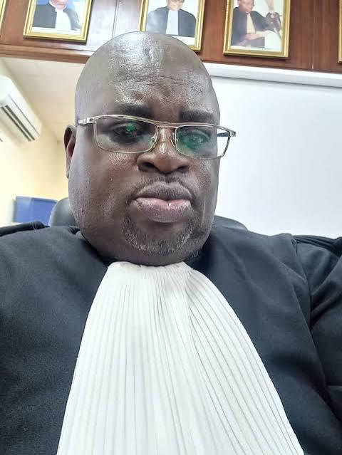 Prise en charge des épouses lors des missions officielles : Me Willy Wenga défend le Président de la Cour constitutionnelle et rappelle le cadre légal