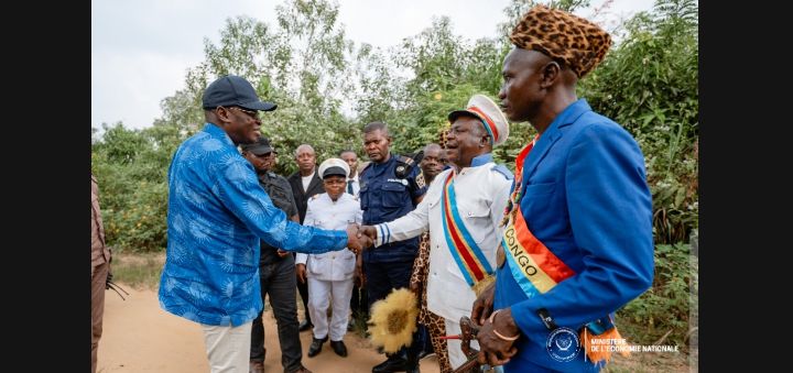 Sankuru : Daniel Mukoko Samba inspecte les travaux de l’aéroport de Lodja et poursuit sa mission économique à Lomela !