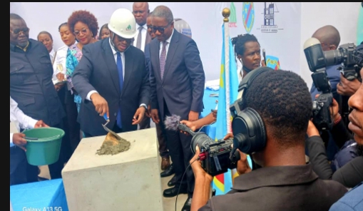 Sur invitation du Directeur Général Bernard Kabese, DGDA : Doudou Fwamba pose la première pierre d’un immeuble moderne de 20 niveaux à Kinshasa