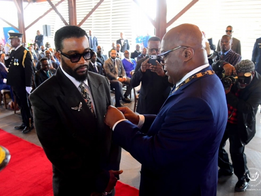 Décoration de Fally Ipupa : Eric Tshikuma salue un hommage au mérite et un signal fort pour la jeunesse congolaise