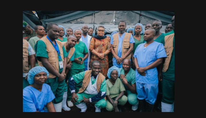 Ebola : de Rwampara à Mongbwalu, la compassion de la Première Ministre au plus près des patients et des équipes de la riposte