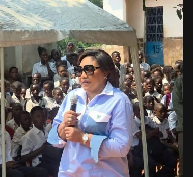 Rentrée scolaire : 4 000 élèves de Mbuji-Mayi bénéficient de kits scolaires grâce à la Fondation LONA