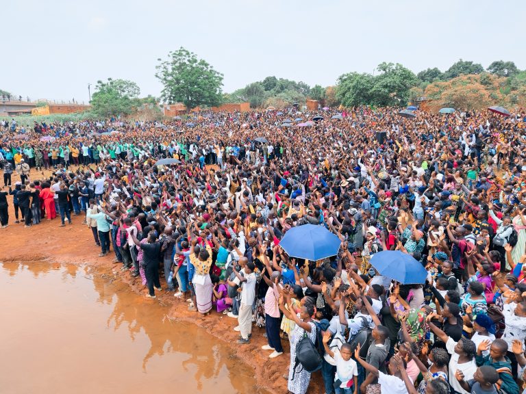Dans les eaux du Lualaba – Vague de baptême et de ferveur spirituelle : le Prophète Dr. Mulindwa Jules baptise des milliers de fidèles à Mutshatsha